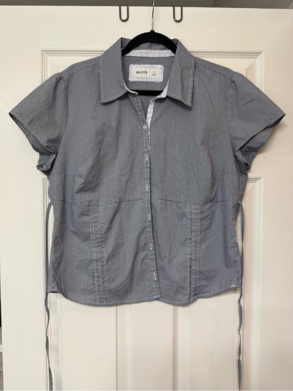 Hollister Women's Blue Gingham Short-Sleeve Button Down Shirt